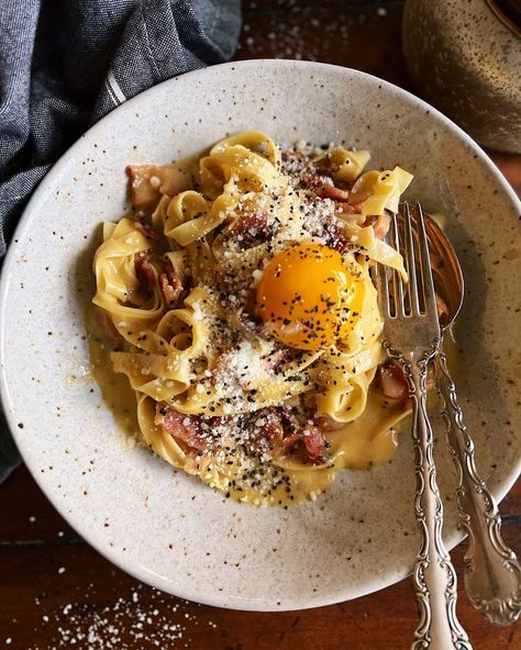 Classic Carbonara, Carbonara Recipe, Pasta Carbonara, Pasta Night, Perfect Pasta, Linguine, Comfort Foods, Food Obsession, International Recipes