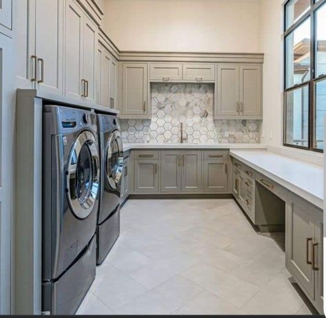 Small Rectangle Laundry Room Layout, Mudroom Design Layout, Scullery Laundry Combined, Dream Laundry Room Ideas, Laundry Room With Island, Fancy Laundry Room, Laundry Room Floor Ideas, Laundry Room Island, Top Loader Laundry Room