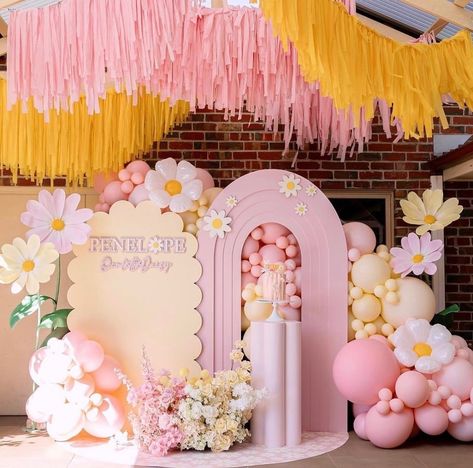 Sour Cake, Sunshine Birthday Theme, Hanging Tassels, Minnie Mouse Birthday Decorations, Flower Birthday Party, Daisy Birthday, Daisy Party, Winnie The Pooh Birthday