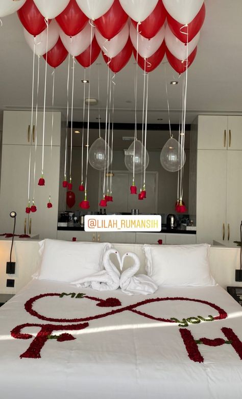 Honeymoon Rooms, Hotel Room Decoration, Romantic Hotel Rooms, Wedding Night Room Decorations, Valentines Bedroom, Romantic Room Surprise, Romantic Dinner Decoration, Romantic Valentines Day Ideas, Romantic Room Decoration