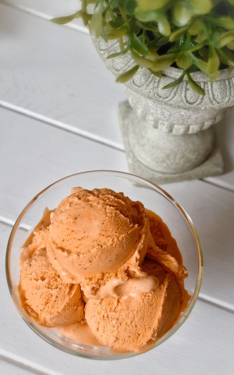 Thai Tea Ice Cream, Tea Ice Cream Recipe, Mocha Latte Recipe, Strawberry Feta, Tea Ice Cream, Milk Tea Recipes, Champagne Cupcakes, Shortbread Bars, Cream Scones