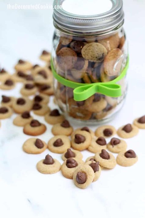 Mini chocolate chip cookies packaged in mason jars are a cute homemade gift idea. These cookies are teeny, tiny, bite-size chocolate chip cookies. #chocolateChipCookies #recipe #minicookies #masonjar Sleepover Fun, Mansion Rooms, Cookies Packaging, Biscuits Packaging, Mini Chocolate Chip Cookies, Bread Packaging, Homemade Chocolate Chips, Ultimate Cookies, Baking Packaging