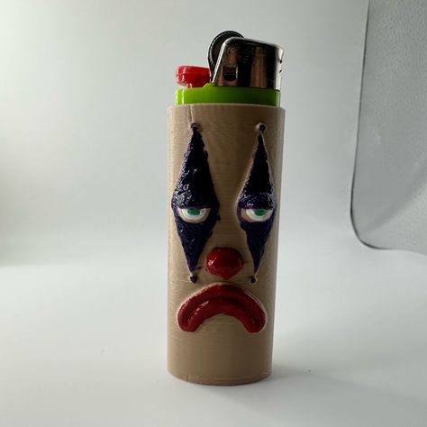 Our clown lighter case is scaled, as is to fit a standard Bic lighter.Alternating emotions on each side, have fun and happy printing! Lighters Clay, Clay On Lighter, Clay Lighter Case Ideas, Lighter Decoration Ideas, Painted Lighter Aesthetic, Decorate Lighters, Lighter Holder Clay, Diy Lighter Case, Lighter Cases Clay