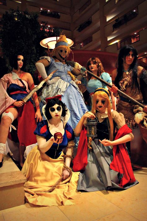 Twisted Disney Group pictures from Nekocon! Pictures by the fabulous Yenra Photography Disney Princess Zombie, Evil Disney Princesses, Twisted Princesses, Group Cosplay, Disney Princess Costumes, Evil Disney, Disney Theme Party, Zombie Disney, Dark Disney