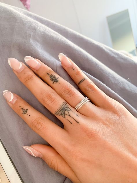 Tattoo Ideas Hand, Mutterschaft Tattoos, Classy Tattoo, Tiny Finger Tattoos, Cute Finger Tattoos, Small Finger Tattoos, Finger Tattoo For Women, Finger Tats, Hand Tattoos For Girls