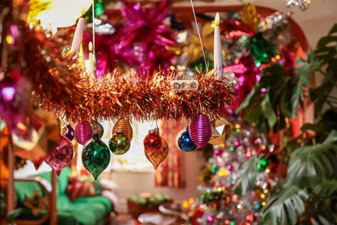 Home transformed into 70s' festive wonderland with a Quality Street theme - Wales Online Vintage Garland Christmas, 70s Christmas Decorations, 70s Christmas Aesthetic, 1970s Christmas Decorations, Vintage Christmas Party, Cinderella Coach, 70s Christmas, Xmas Theme, Tinsel Tree