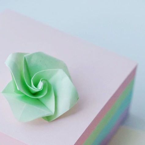 Sticky Note Origami, Paper Wall Decor, Origami Rose, Paper Flower Crafts, Fathers Day Presents, Father's Day Diy, Paper Crafts Origami, Easy Paper Crafts, Paper Roses