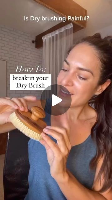 Wildling Beauty on Instagram: "DO’S & DONT’S of dry brushing! @beautyroams_ shares her best tips and tricks. Shop the Aura Sweeper on wildling.con ✨ 1. Drybrush on dry skin, ideally before a shower 2. Brush towards the main lymph draining ducts: behind the knees, near the groin, & near the armpits 3. Light pressure & short stroke if what I prefer & recommend 4. Brush each area 7-10 passes or until the skin pinks up 5. Once done, shower or go on with your day, it’s up to you DONT’S: 👉🏽 Dry brush the face (i’m not a fan of facial dry brushes either) 👉🏽 Limit this ritual 1-3x’s a week (i dont recommend daily) 👉🏽 if you get itchy after, shorten your treatment & know the itchiness is an indicator of increased bloodflow, your body will get use to it & a lot less itchy over time (this feeli Brush Body Dry, What Is Dry Brushing, Drybrush Technique Skin, Body Brushing Before And After, Facial Dry Brushing, Face Dry Brushing, How To Dry Brush Skin, Dry Brushing Aesthetic, Dry Brush Face