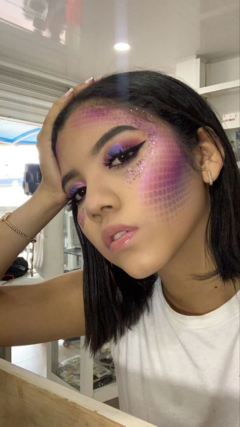 Mermaid Makeup Purple, Ursula Inspired Makeup, Fish Scale Makeup, Ursala Makeup, Ursula Makeup Look, Purple Mermaid Makeup, Simple Mermaid Makeup, Pink Mermaid Makeup, Easy Mermaid Makeup