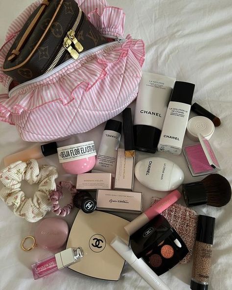 Fav Things To Do, Fav Thing To Do, Make Up Pink, Blush Aesthetic, Makeup Minimal, Makeup Bag Essentials, Parisian Lifestyle, Swag Makeup, Beautiful Eye Makeup