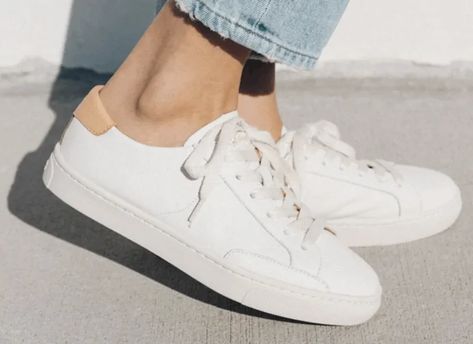 White Shoes For Work, White Street Sneakers, Madewell White Sneakers, White Canvas Sneakers Outfit, Everyday Sneakers Outfit, White Tennis Shoes Dress Outfit, White Work Sneakers Women, Simple White Tennis Shoes, White Sneakers For Ladies