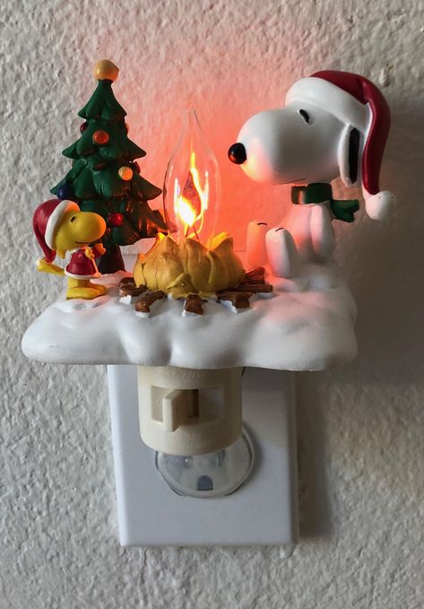 Christmas Decor Bedroom Aesthetic, Snoopy Home Decor, Light Christmas Aesthetic, Snoopy Room Decor, Campfire Christmas, Christmas Lights Aesthetic, Snoopy Decorations, Snoopy Decor, Snoopy Christmas Decorations