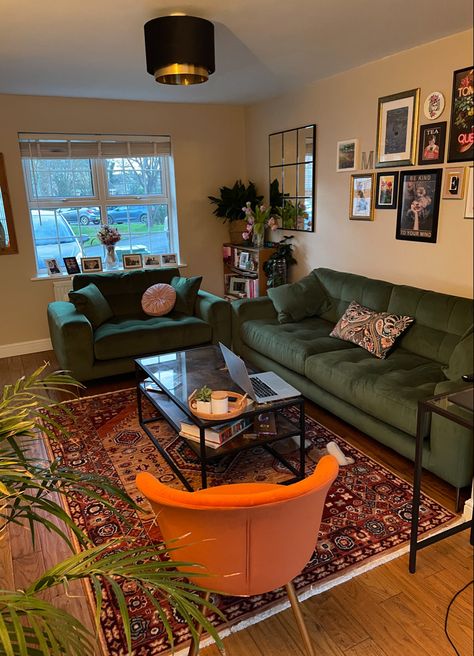 Gallery wall, green sofa, orange rug living room Apartment Decor Green Couch, Real People Real Rooms, Living Room Green Couch Decor, Orange Green Apartment, Cozy Living Rooms With Green Sofa, Homey House Interior Living Room, 70s Inspired Apartment Decor, Green Sofa Rug Ideas, Green Couch Living Room Apartment