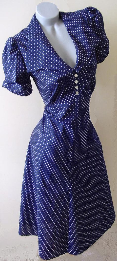 1940s style dress found on Etsy (MarionMayDesigns) 1940s Fashion Dresses, 1940s Style, 40s Fashion, Retro Mode, 1940s Fashion, Moda Vintage, Mode Vintage, Mode Inspiration, Style Dress