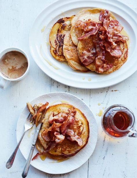 These tasty buttermilk pancakes are made with cinnamon and topped with crispy bacon. Best served with a drizzle of maple syrup Almond Milk Pancakes, Sweet Pancake Recipe, Pancakes With Bacon, Spelt Pancakes, Bacon Bites, Food References, Everyday Dinners, Pancake Recipe Buttermilk, American Pancakes