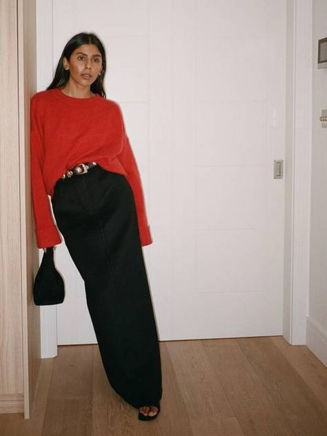 Warm Christmas Outfits, Black Maxi Skirt Outfit, London People, Silky Pants, Leandra Medine, Chic Winter Outfits, Maxi Skirt Outfits, Black Maxi Skirt, Maxi Coat