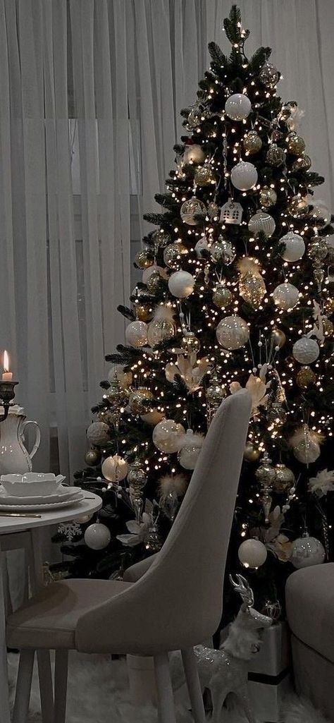 Male Christmas Tree Ideas, White Black And Gold Christmas Decor, Astetic Christmas Tree, Cozy Christmas Tree Decorations, Simply Christmas Tree Decor, Christmas Tree Ideas Simple Elegant, Christmas Tree Frosted, Aesthetic Christmas Tree Ideas, White And Gold Christmas Tree Ideas