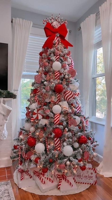 Red Gold Tree Christmas, Santa Themed Christmas Tree Ideas, Christmas Theme Tree Ideas, Christmas Tree Decoration Ideas 2024, Red And White Christmas Tree Ideas Holiday Decorating, Tree Themes Christmas Ideas, Christmas Tree Inspiration Red, Xmas Tree Themes, Classic Christmas Tree Ideas