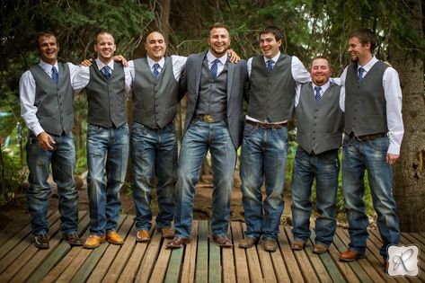 Groomsmen In Jeans, Groomsmen Attire Fall Wedding, Groom Attire Rustic, Western Wedding Groomsmen, Groomsmen Jeans, Country Groom Attire, Casual Groomsmen Attire, Country Groomsmen, Country Wedding Groomsmen