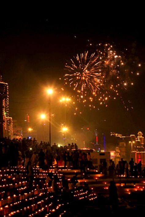 One of the most sacred pilgrimage sites in India, Varanasi celebrates Diwali on a truly grand scale. Loud and vibrant firecrackers are set off in every street all night long, and you can get an excellent view of these from the banks of the Ganges. There is also a special “Ganga Aarti,” where the ghats are illuminated, and diyas are floated down the river. Two weeks later, on a full moon night, Dev Deepavali is celebrated, along with the Ganga Mahotsav cultural festival. Diwali View Night, Diwali Night View, Dev Diwali Varanasi, Dev Dipawali Varanasi, Varanasi Diwali, Deepavali Aesthetic, Diwali Images Festivals, Diwali Sky, Diwali Pic