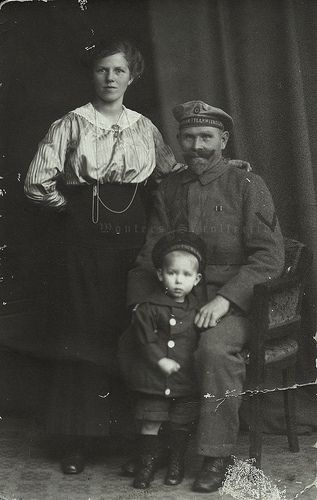 Family portrait of a seasoned soldier of a Matrosen-Artillerie-Regiment (Marinekorps Flandern) | Flickr - Photo Sharing! Old Fashioned Family Portraits, Swaggy Poses, Old Fashioned Photos, Studio Family Portraits, Family Photo Studio, Victorian Photography, Pet Sounds, Army Family, Victorian Portraits