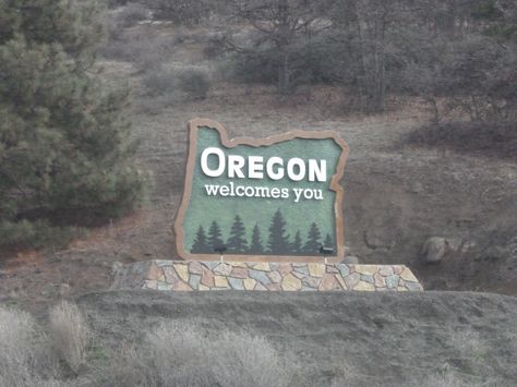 Welcome to Oregon sign.  I-5, California/Oregon state line, 2014. Oregon Girl, Explore Oregon, Oregon Living, State Signs, Cottage Grove, State Of Oregon, University Of Oregon, Oregon Travel, Conde Nast Traveler