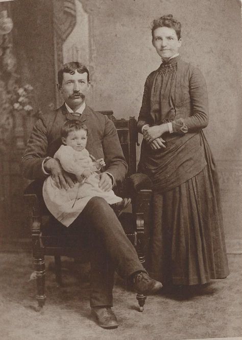 1886.12.13 John Simon Hodge and Mary Ann (Griffin) and Irene Northey. #Northey #genealogy Instant Family, Victorian Photography, Vintage Attire, Victorian Portraits, Old Family Photos, Victorian Photos, Fashion Family, Women's History, History Pictures