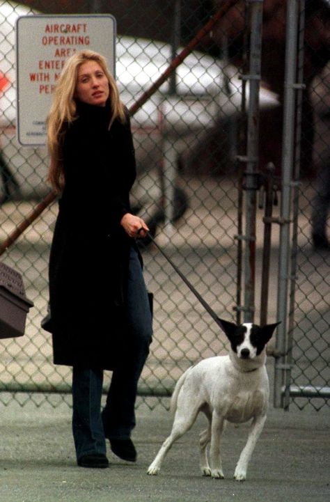 Photos of Carolyn Bessette Kennedy’s Style Through the 90’s – WWD 1990 Style, Carolyn Bessette, Jfk Jr, Chique Outfits, 가을 패션, Looks Style, Carolina Herrera, Looks Vintage, New Yorker