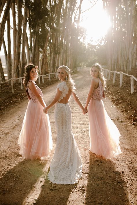 Wedding With 2 Bridesmaids, Wedding Two Bridesmaids, Wedding Pics With Best Friend, Wedding Photos 2 Bridesmaids, Two Bridesmaids Only Pictures, Bride And 2 Bridesmaids, Bride And Sisters Wedding Photos, Wedding Poses Bride And Bridesmaids, Bridesmaid Inspo Pictures