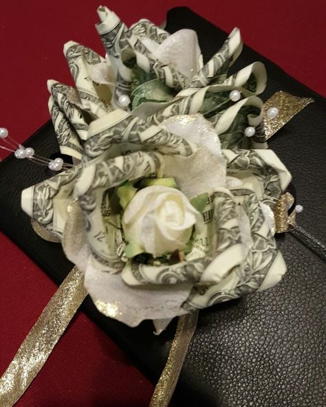 Money Corsage Diy, Money Corsage, Money Cakes, Lei Ideas, Money Creation, Graduation Money Gifts, Candy Lei, Diy Corsage, Money Rose