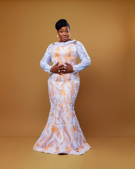 White Lace Gown Styles, White Asoebi, Asoebi Lace Style, Asoebi Lace Styles Classy, Asoebi Lace Styles, Asoebi Lace, White Lace Gown, Nigerian Outfits, Lace Gown Styles