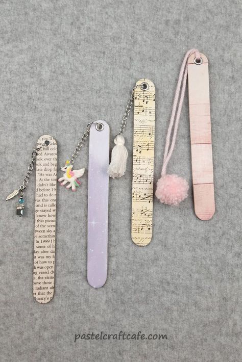 Buku Diy, Craft Cafe, Diy Popsicle Stick Crafts, Bookmark Crochet, Handmade Bookmarks Diy, Penanda Buku, Diy Popsicle, Diy Crafts Bookmarks, Creative Bookmarks