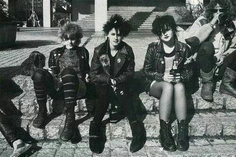 Early goths 60s Punk, Punk Fashion Women, 80s Punk Fashion, Punks 70s, 1970s Punk, Punk 80s, Chica Punk, Punk Boy, 70s Punk