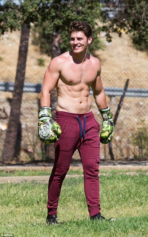 Gregg Sulkin, Hottest Male Celebrities, Soccer Guys, Attractive Guys, Shirtless Men, Good Looking Men, Man Crush, Male Body, Male Models