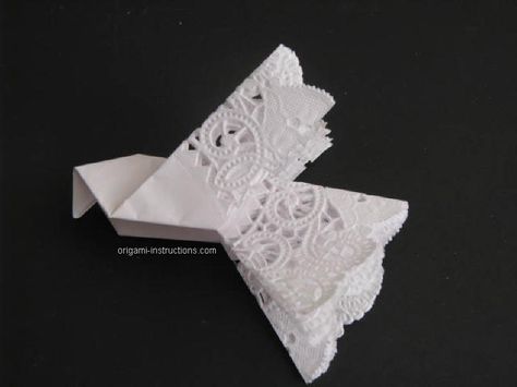 How to fold round paper doilies into doves. These would be great for Pentecost, Baptisms, Confirmations, or any celebration of the Holy Spirit! Paper Dove, Holiday Origami, Dove Wedding, Origami Dove, Dove Ornament, Origami Tutorials, Worship Art, Getting Baptized, Doilies Crafts