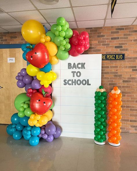 Wishing everyone a safe and fun school year! ✨📚 We recycled last years display at Howard’s request, but made subtle changes to make it new … | Instagram Kindergarten Graduation Decorations, Graduation Board, School Table, Kindergarten Graduation Party, Hello Kindergarten, Graduating Teacher, Fun School, Back To School Party, Preschool Graduation