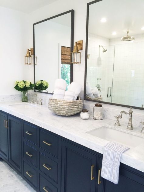 Modern navy and marble bathroom decor: http://www.stylemepretty.com/living/2017/04/03/tour-a-modern-coastal-home-in-california/ Photography: Jeanne Stewart - http://www.jeannestewartphoto.com/ Makeover Kamar Mandi, Navy Blue Bathrooms, Modern Coastal Home, Bad Inspiration, Vanity Design, Blue Cabinets, Boys Bathroom, Bathroom Trends, Marble Bathroom