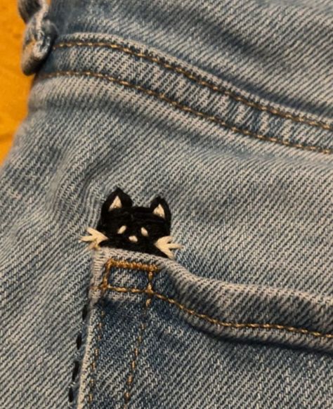 Embroidery Jean Pocket Ideas, Pretty Embroidery Designs, Cute Stitches On Clothes, Jeans Back Pocket Embroidery, Black Jeans Embroidery Ideas, Embroidered Jeans Diy Simple, Cute Small Embroidery, Custom Diy Ideas, Punk Embroidery Ideas