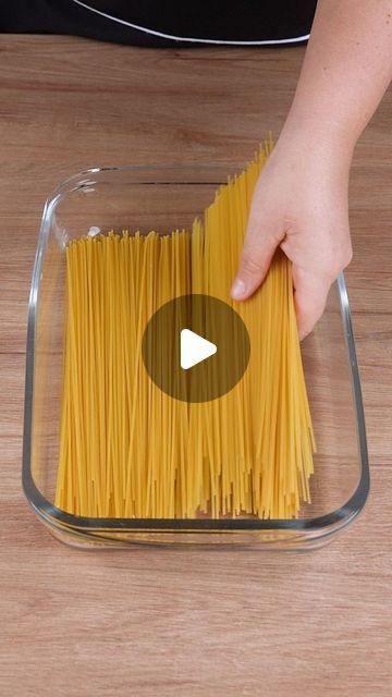 Fast And Good Dinner Ideas, Spaghetti One Pot Easy Dinners, Pasta Comfort Foods, Speggetti Noodles Recipe, Fast Party Food Ideas, Recipes For Spaghetti Noodles, Spaghetti In The Oven, Cooking Hacks Videos, Pasta In Oven Recipes