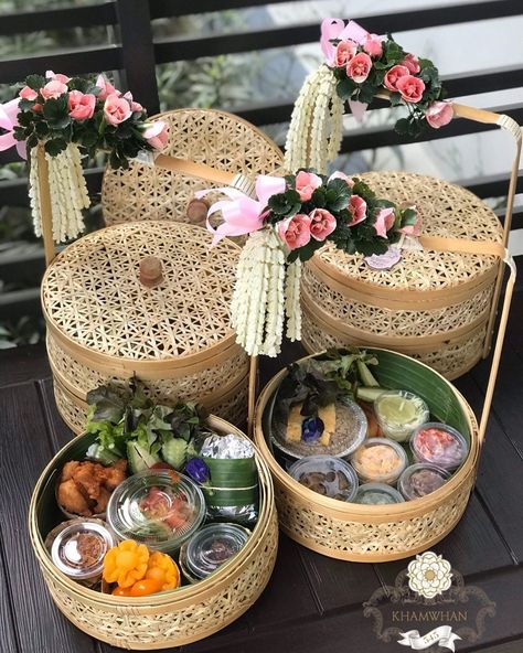 Food Hampers Packaging Basket Ideas, Baskets With Flowers, Hampers Packaging, Wicker Weaving, Eid Hampers, Rustic Basket, Diwali Gift Hampers, Indian Wedding Decor, Cane Baskets