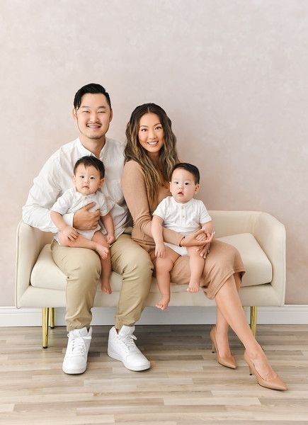 Family On Bench Photo, Family Picture Outfits Studio, Classic Family Portraits, Bench Family Photoshoot, Family Photo Concept, Family Of 5 Studio Photoshoot, Family Of 4 Studio Photoshoot, Family Photo Studio Outfits, Family Portrait Outfits Studio