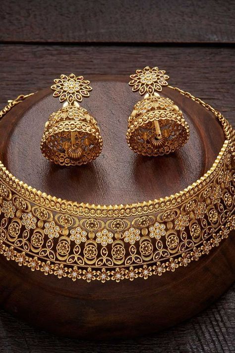 Bridal Necklace Set Indian, Bridal Jewelry Collection Gold, Gold Wedding Necklace Indian, Real Gold Jewelry Indian, Real Gold Sets Jewelry Indian Design, Gold Necklace Indian Bridal Jewelry Wedding, Bride With Gold Jewellery, Jewllary Design, Chokar Design Jewelry In Gold