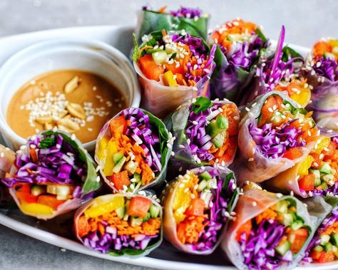 Cold Rolls with Peanut Sauce Cold Rolls, Rainbow Roll, Spicy Peanut Sauce, Rainbow Food, Summer Rolls, Great Appetizers, Peanut Sauce, Raw Food Recipes, Asian Recipes