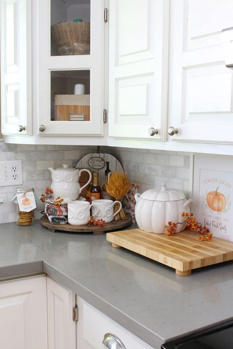 Harvest Dinner, Autumn Kitchen, Kitchen Countertop Decor, Fall Dining Room, Easy Fall Decor, Decorating Kitchen, Countertop Decor, Fall Kitchen Decor, Beautiful Kitchen Designs