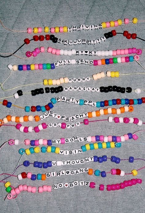 Bracelets Kandi, Pulseras Kandi, Pony Bead Bracelets, Anklet Designs, Friendship Bracelets With Beads, Kandi Bracelets, Crafts With Pictures, Summer Bracelets, Oboe