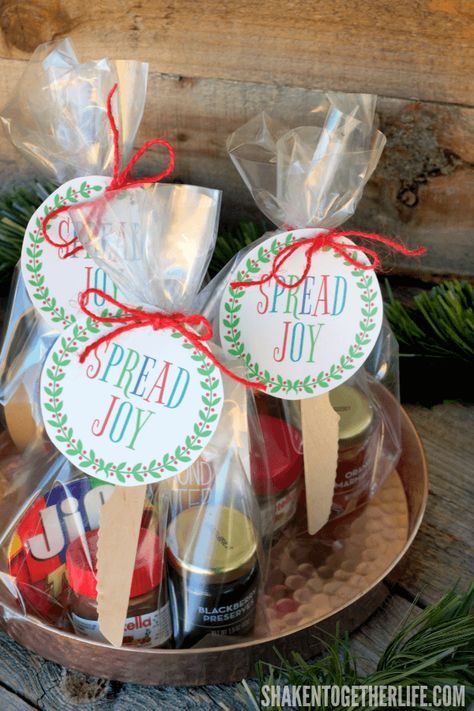 Spread holiday cheer with this Spread Joy Holiday Gift idea! Stack your favorite spreadable jams, jellies, butters, spreads and honey and add a printable gift tag for an easy, affordable holiday gift that is perfect for friends, neighbors and teachers! Jelly Gift, Peanut Butter Spread, Jam Gift, Christmas Neighbor, Joy Gifts, Neighbor Christmas Gifts, Easy Christmas Gifts, Butter Spread, Neighbor Gifts