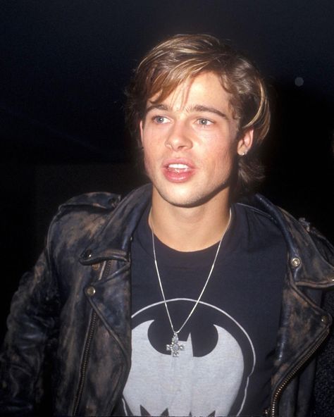 Brad Pitt at the Amnesty International Event in Hollywood, CA 1988 #youngbradpitt #bradpitt #amnestyinternationalevent #1988 #1980s #80s #80snostalgia #80sheartthrob #80sheartthrobs Daniel Desario, Anglina Jolie, Brad And Angelina, 90s Actors, 80s Men, 90s Men, It's Raining, Hot Actors, Attractive People