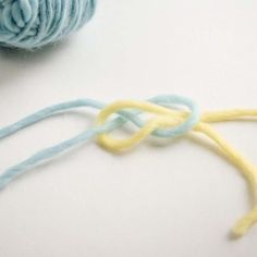 Joining Yarn Crochet, Invisible Knot, Joining Yarn, Magic Knot, Knitting Hacks, Knitting Help, Confection Au Crochet, Knitting Instructions, Yarn Tail