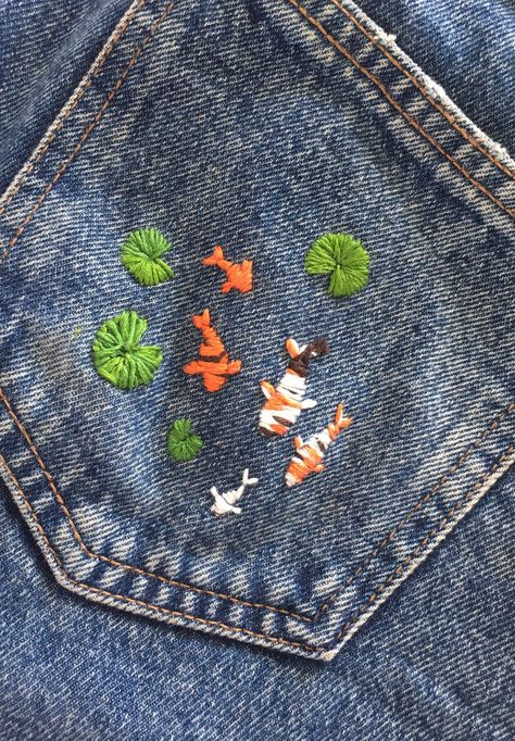 Embroidery Ideas For Beginners Tutorial, Embroidery Denim Jeans, Easy Embroidery On Clothes, Hand Embroidery On Jeans, Goblincore Embroidery, Jeans Embroidery Ideas, Hand Embroidery Jeans, Bordados Aesthetic, Grunge Embroidery