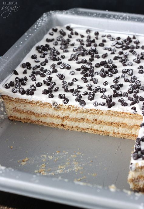 Cannoli Poke Cake, Cannoli Desserts, Cannoli Cake, Cannoli Filling, Cannoli Recipe, Icebox Cake Recipes, Icebox Cake, Poke Cake, Köstliche Desserts